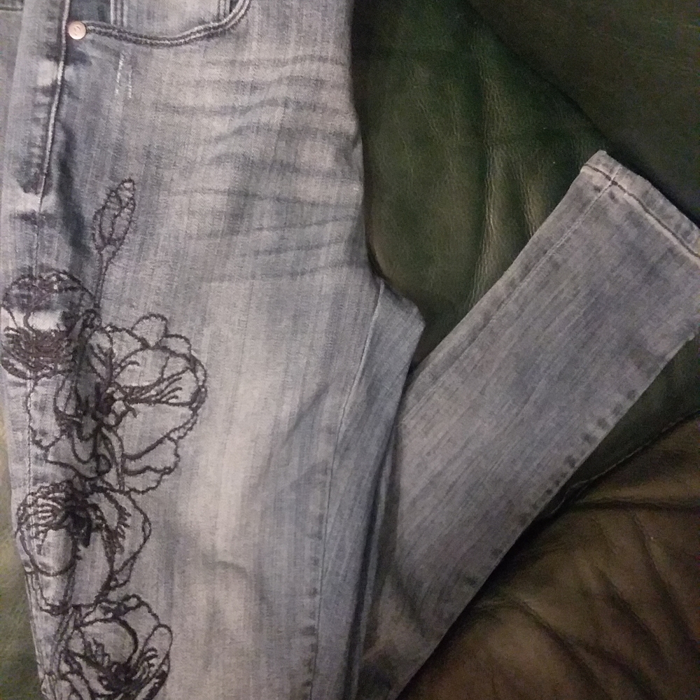 Vera Wang Women jeans sz 2 Skinnny,New.